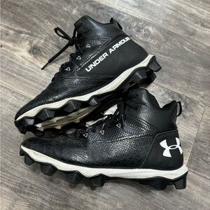Men’s Under Armour Hammer mid football cleats size 8.